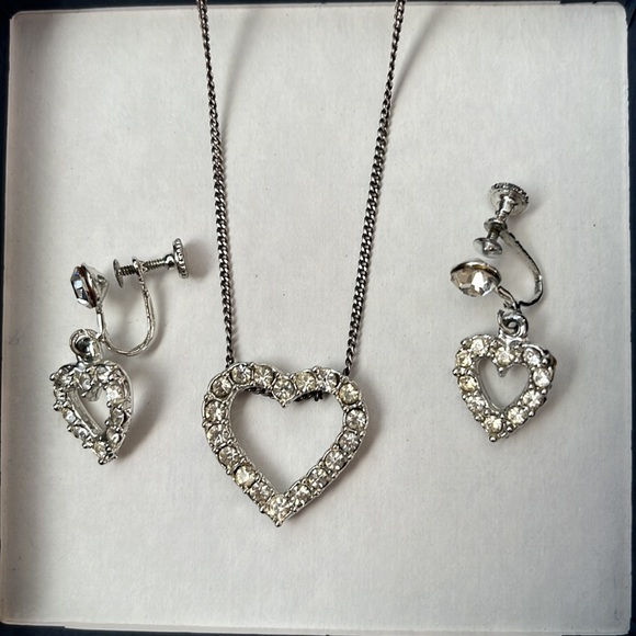 Jewelry - Vintage Jewelry Bundle - 2 pairs screw back earrings & heart necklace